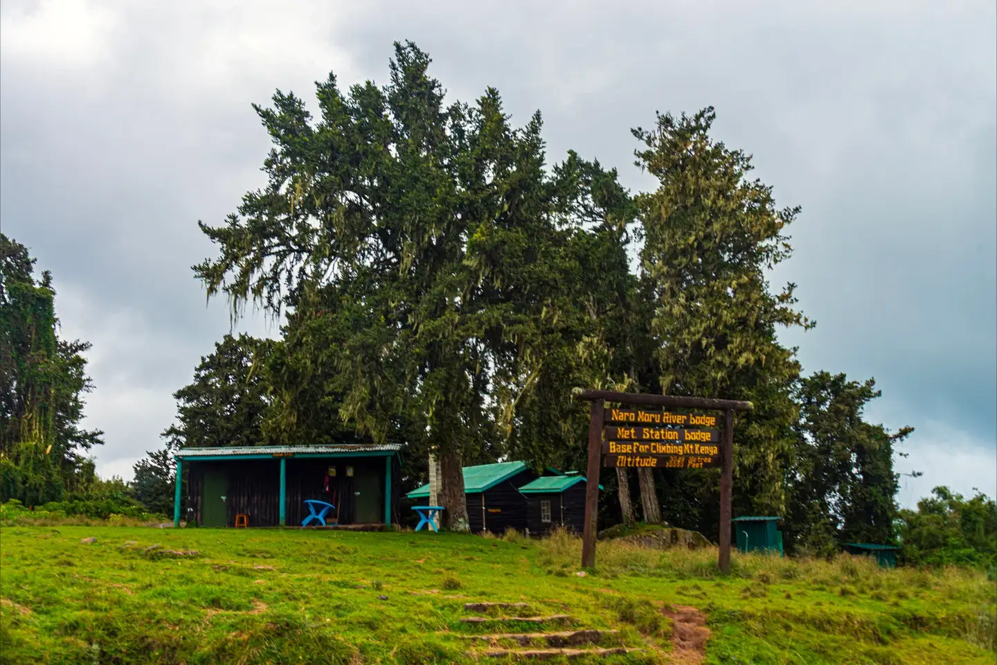 Commons explicitly identifies facilities and a sign at Met Station 1; service availability must still be checked with KWS.