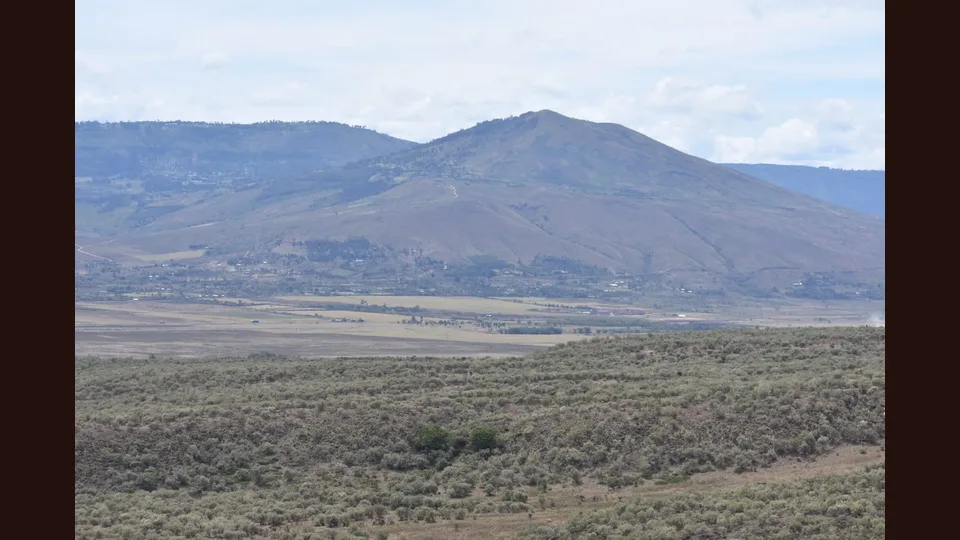 Commons identifies the crater and Mount Longonot landscape; it does not establish the gate-to-rim line.
