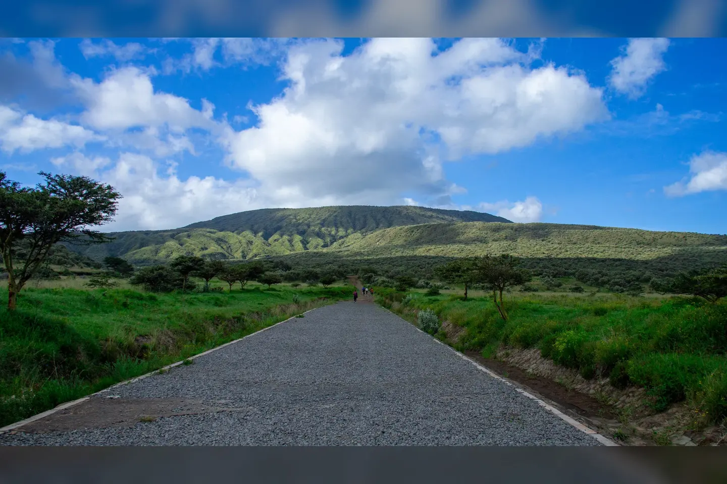 Commons describes the designed hiking path to Mount Longonot; it is route-surface context, not a current condition report.