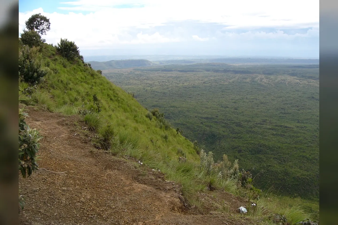Commons identifies the caldera edge; it is exposure context, not a route instruction.