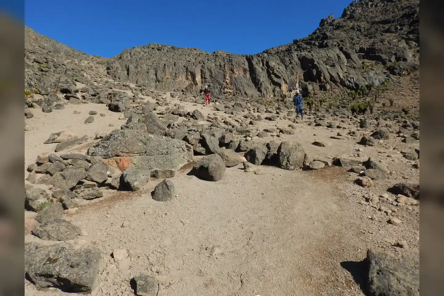 Commons identifies loose scree above Gorges Valley; it is terrain context, not a live condition report.