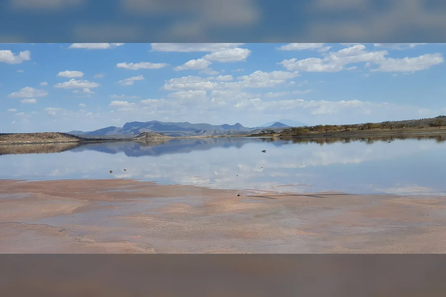 Commons identifies an entrance view near Lake Magadi; it does not establish gate status, hours, or services.