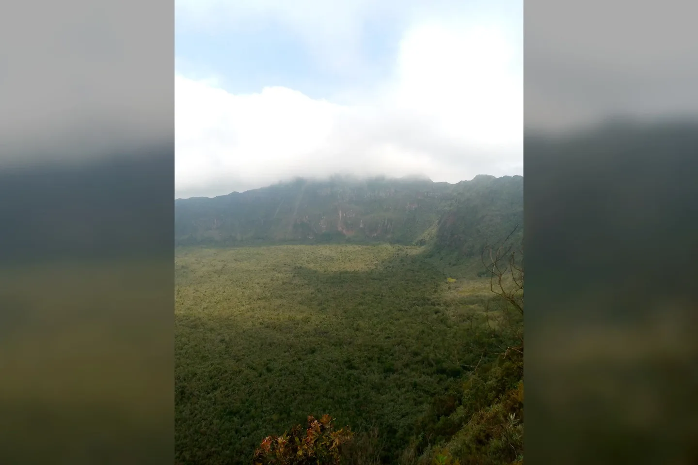 Commons describes this as the beginning of the journey around the crater; no gate, parking, or service is claimed to be visible.