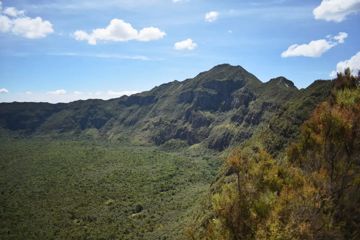 Commons describes this as a view while going around the crater; it gives visual rim context but does not verify current trail condition.